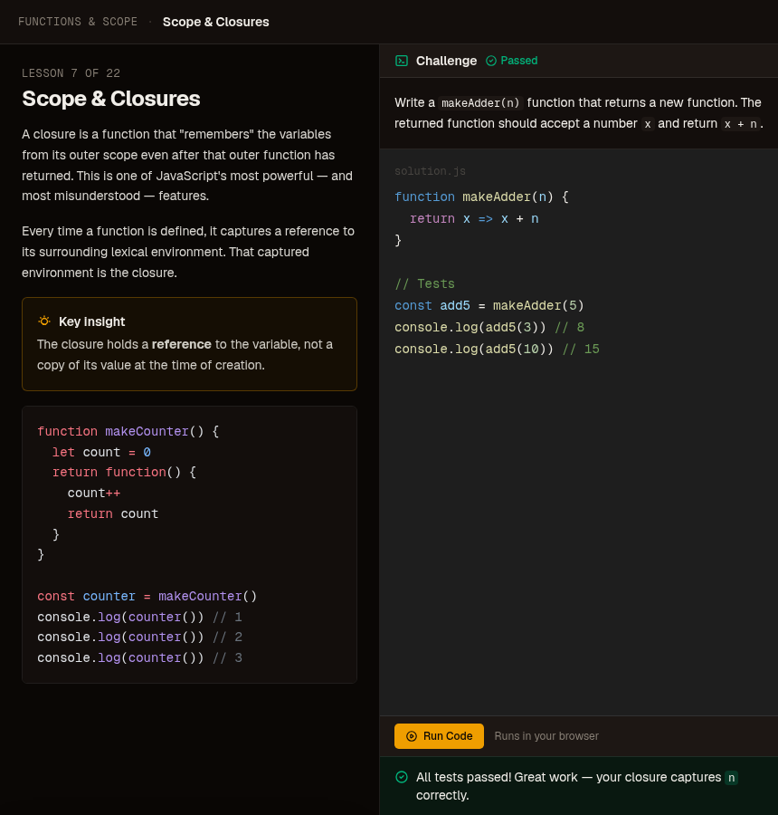 محرر JavaScript يشغّل تحديًا برمجيًا مع مخرجات مباشرة ونتيجة ناجحة
